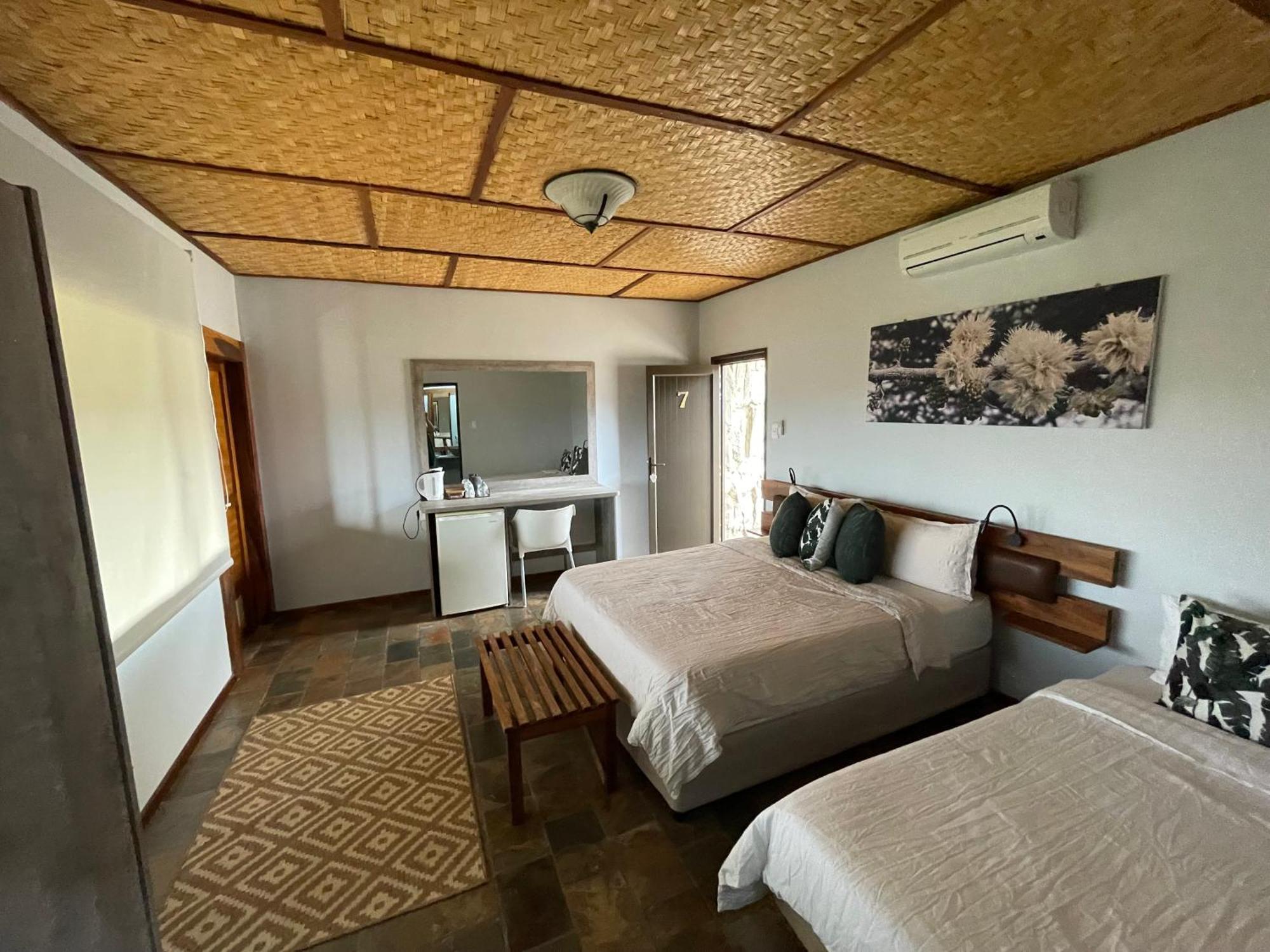 אוצ'יווארונגו Aloegrove Safari Lodge מראה חיצוני תמונה