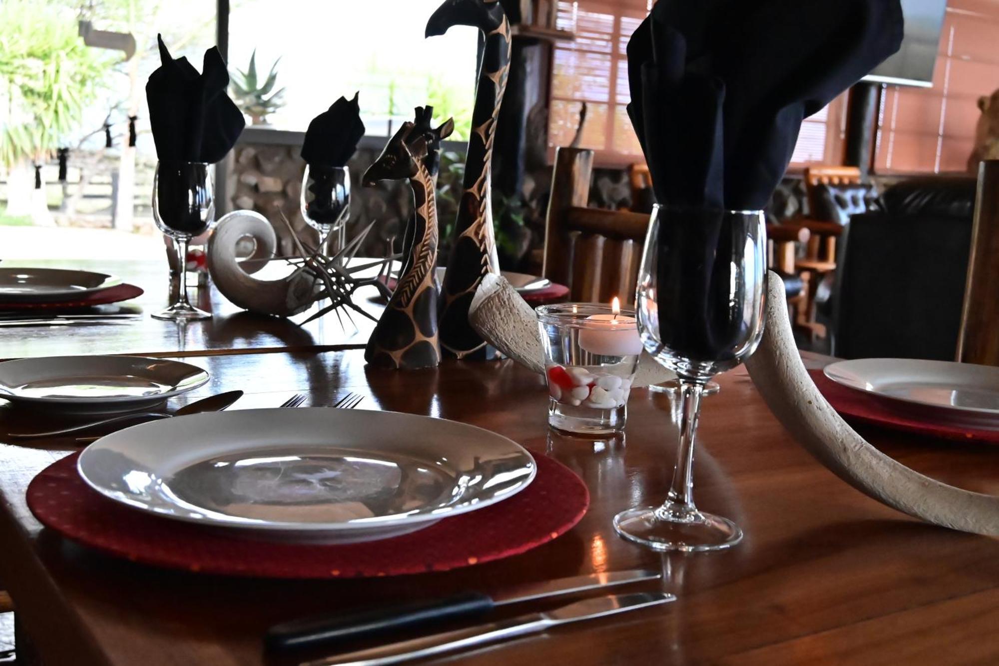 אוצ'יווארונגו Aloegrove Safari Lodge מראה חיצוני תמונה
